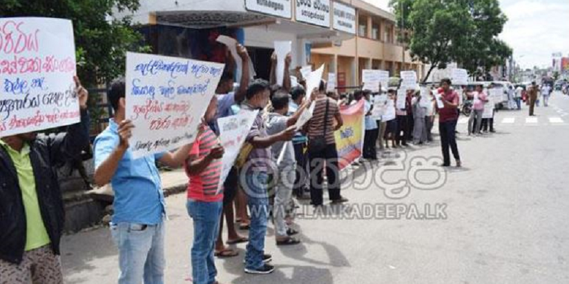 මනම්පිටිය ඒකාබද්ධ වැලි සේවක සංගමයේ සේවකයන් උද්ඝෝෂණයක