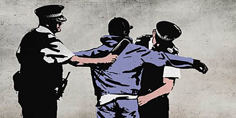 සාධාරණ මහජන උද්ඝෝෂණ හා ජනතාවගේ කතා කිරීමේ නිදහසට වැට බඳිමින් හදිසි නීති රෙගුලාසි බලාත්මක කරයි .