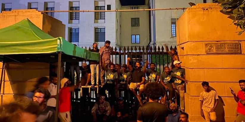 අරගල කරුවන්ගෙන් ගෝඨාට උපන්දින තෑගි – ජනාධිපති ලේකම් කාර්යාලයේ සියලු දොරටු වසා දමයි