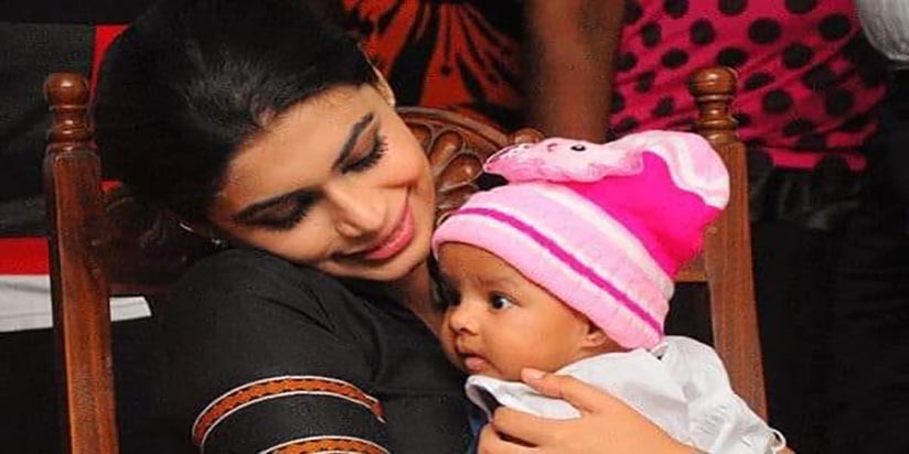 හිරුනිකාට ආඩම්බර වෙන්න පුළුවන් වුණාට රටේ බහුතර අම්මලාට දෙතන ගැන ඇත්තේ දුකක්