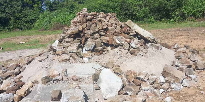 මියගිය LTTE සාමාජිකයන් සිහි කිරීමට ඉදිකළ ස්මාරකයක් පොලීසිය සහ වනජීවී දෙපාර්තමේන්තුව එක්ව කඩා දමයි